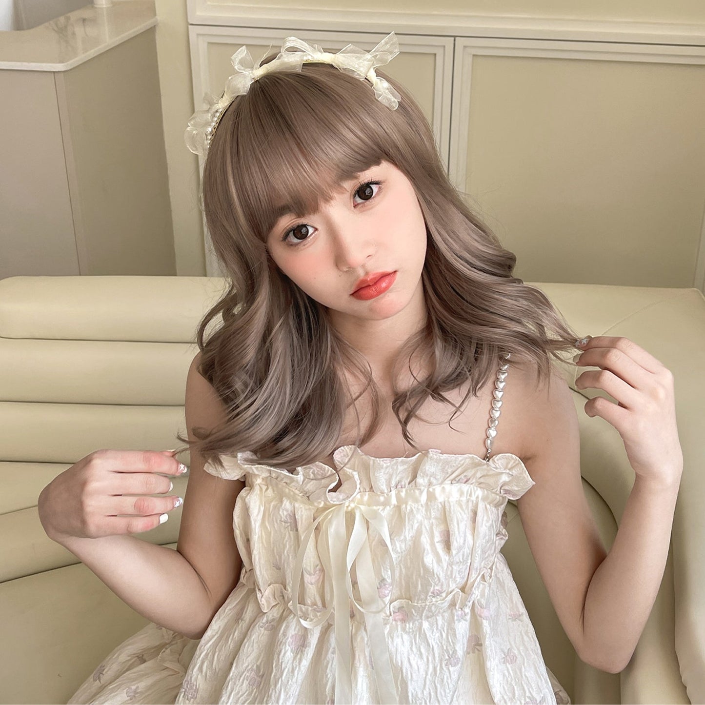 WL1132-1 18 Inches Long Curly Platinum Wigs with Bangs