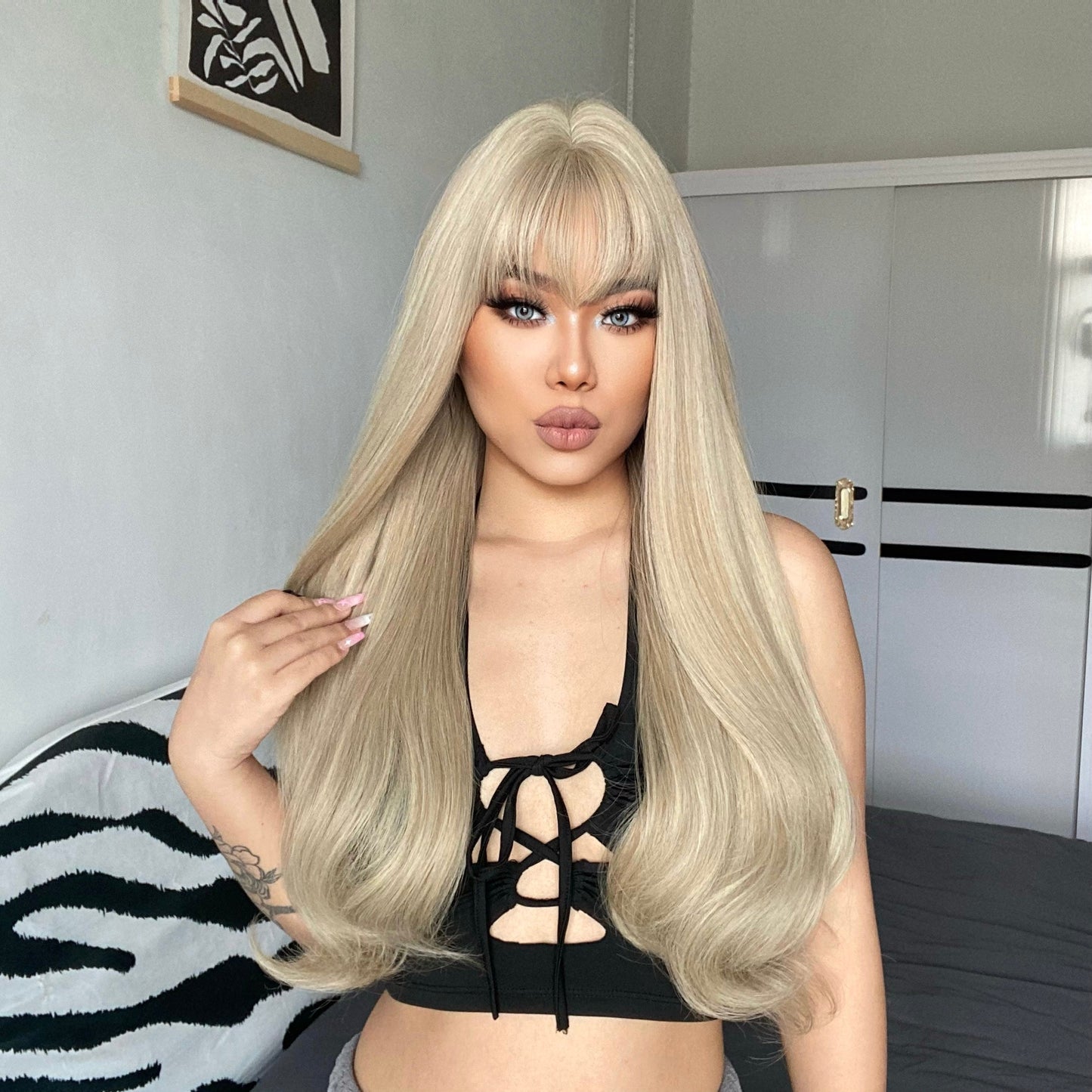 LC5038-1 24 Inch Long Platinum Wavy Wig With Bangs Synthetic Heat Resistant Wig