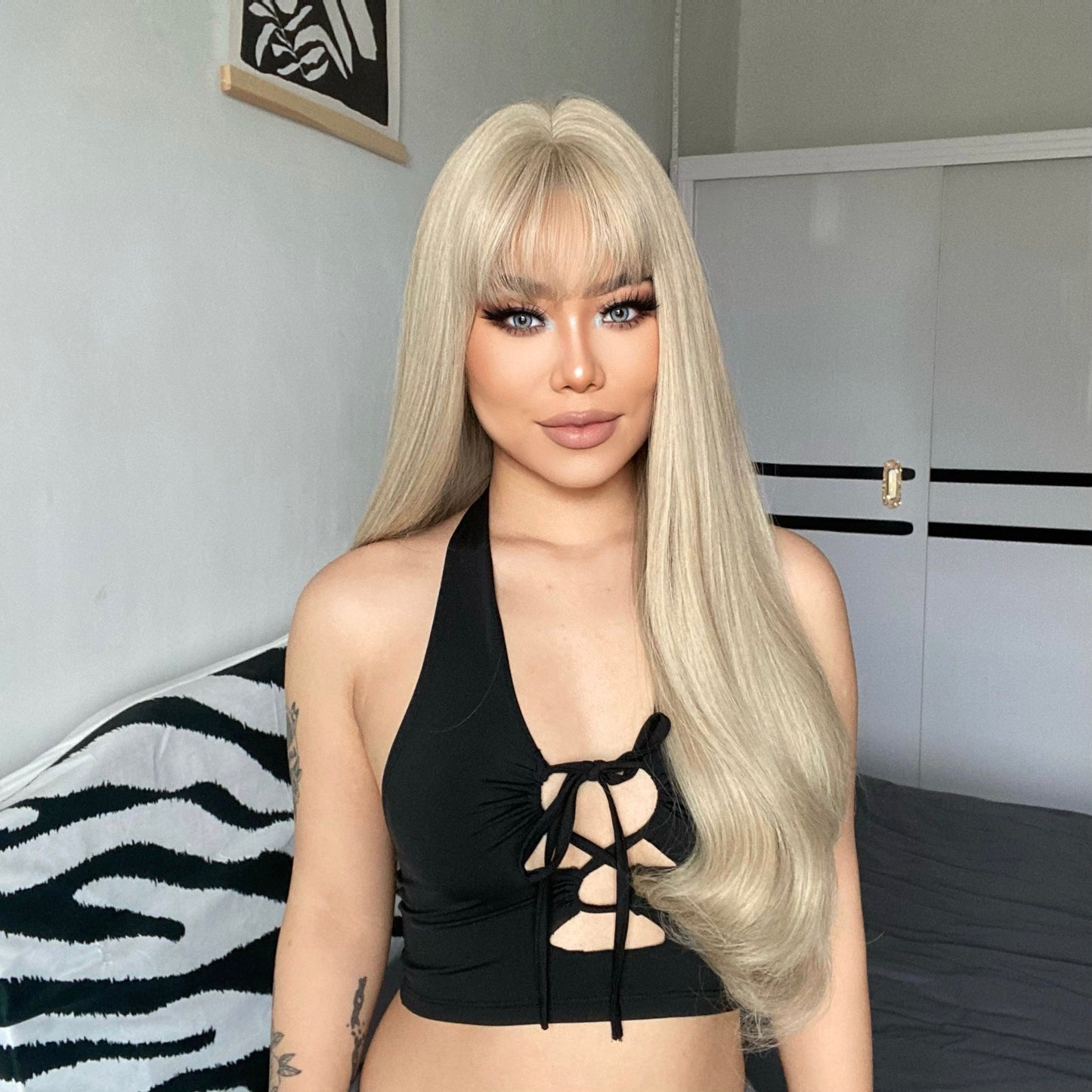 LC5038-1 24 Inch Long Platinum Wavy Wig With Bangs Synthetic Heat Resistant Wig