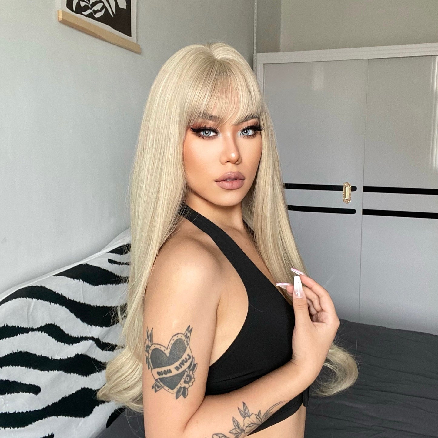 LC5038-1 24 Inch Long Platinum Wavy Wig With Bangs Synthetic Heat Resistant Wig